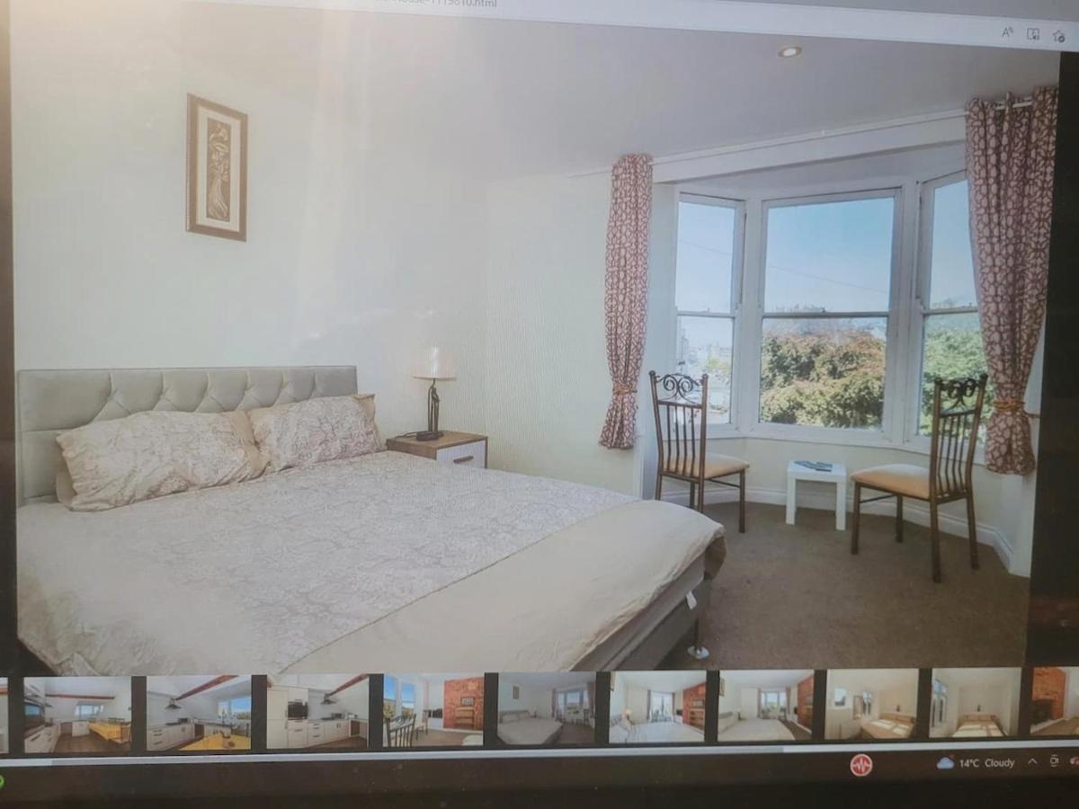 & Harbour View House *