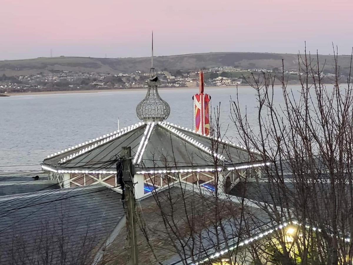 & Harbour View House *